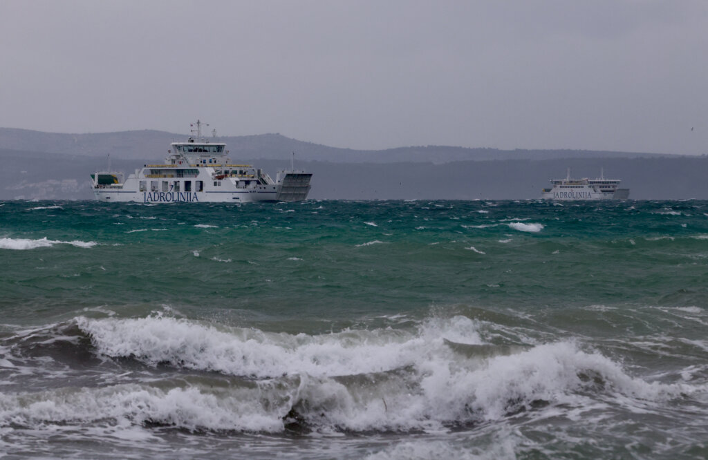 Split: Brodovi Jadrolinije Na Uzburkanom Moru Probijaju Se Prema Splitu I Otocima