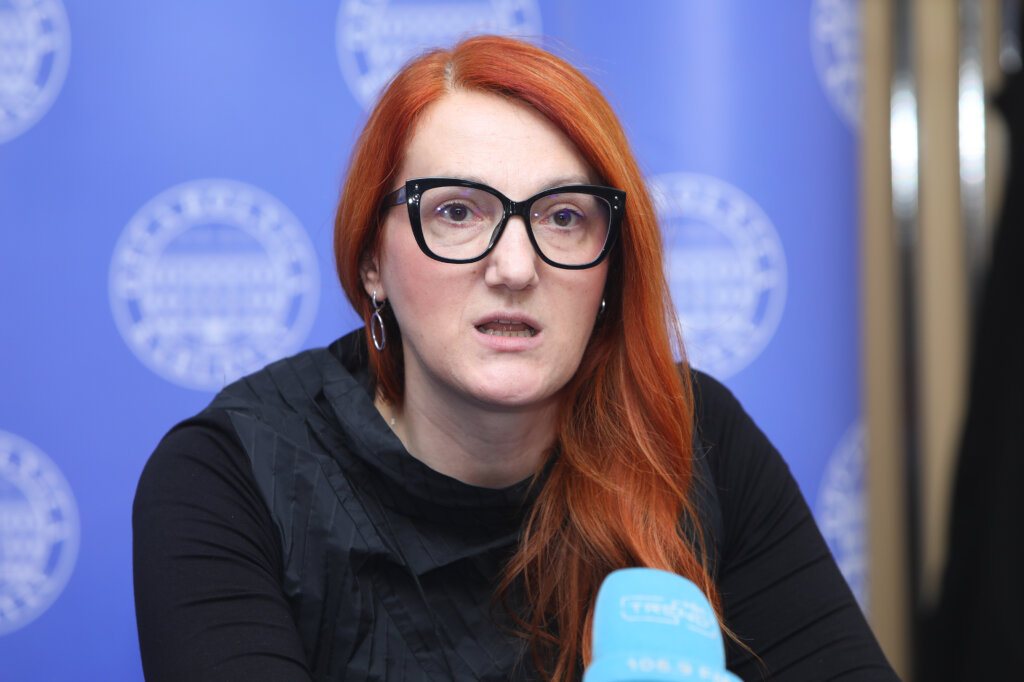 Konferencija Za Medije U Op?oj Bolnici Karlovac Gdje Su Zapo?eli Izvoditi Novu O?nu Operaciju