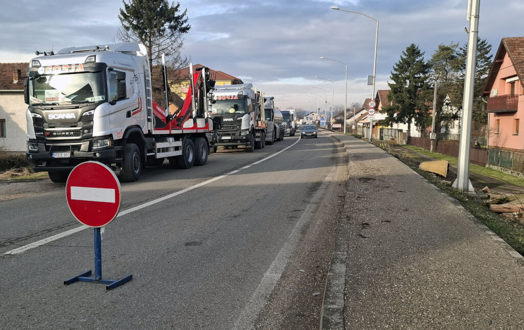 Bosanski Brod: Kamioni​ Iz Više Smjerova ​b​lokiraju Teretni Promet U Blizini Grani​čnog Prijelaza Izme​đu Bih I Hrvatske​