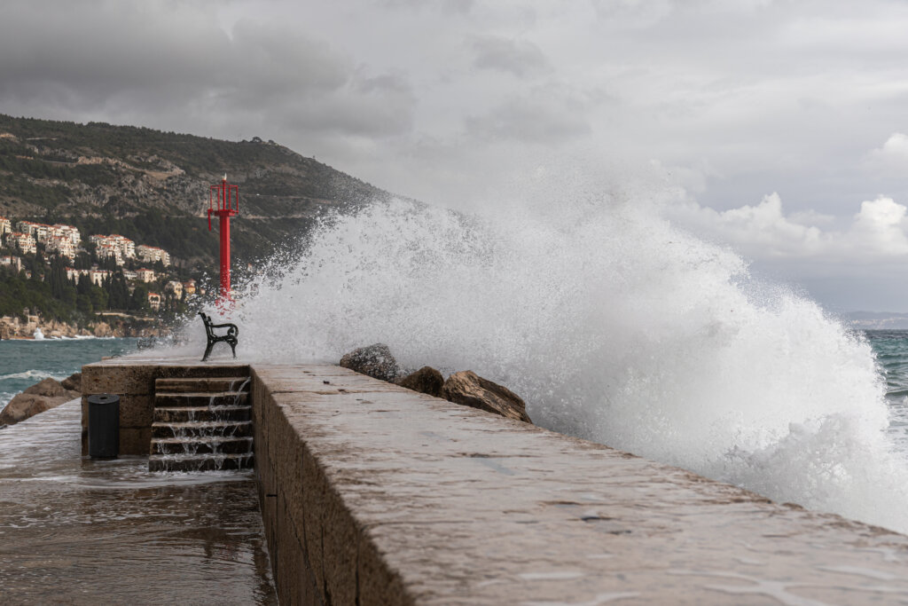 Dubrovnik: Potraga Za Tijelom Muškarca Kojeg Su Povukli Valovi Je Obustavljena