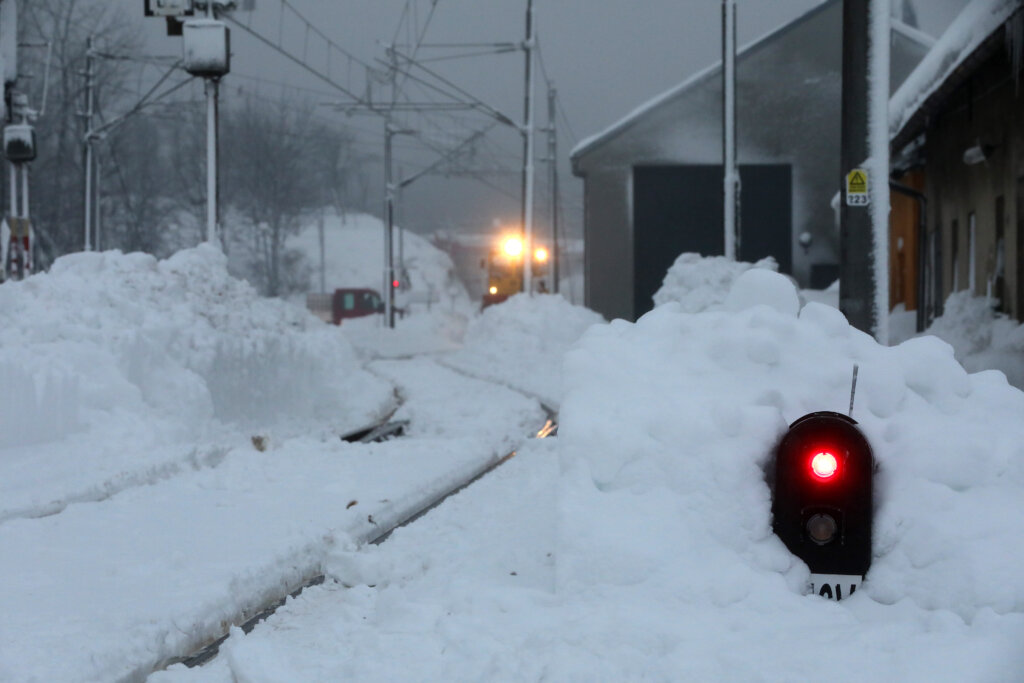 Zbog Velikih Količina Snijega Znatno Je Otežan Cestovni I željeznički Promet