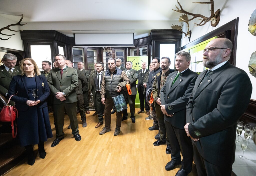 627368841 122228744318144433 3599070799978597440 N