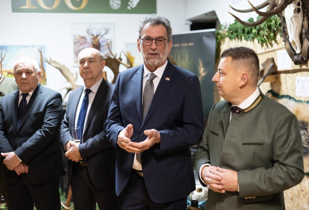 627485611 122228743952144433 7802942504434195935 N