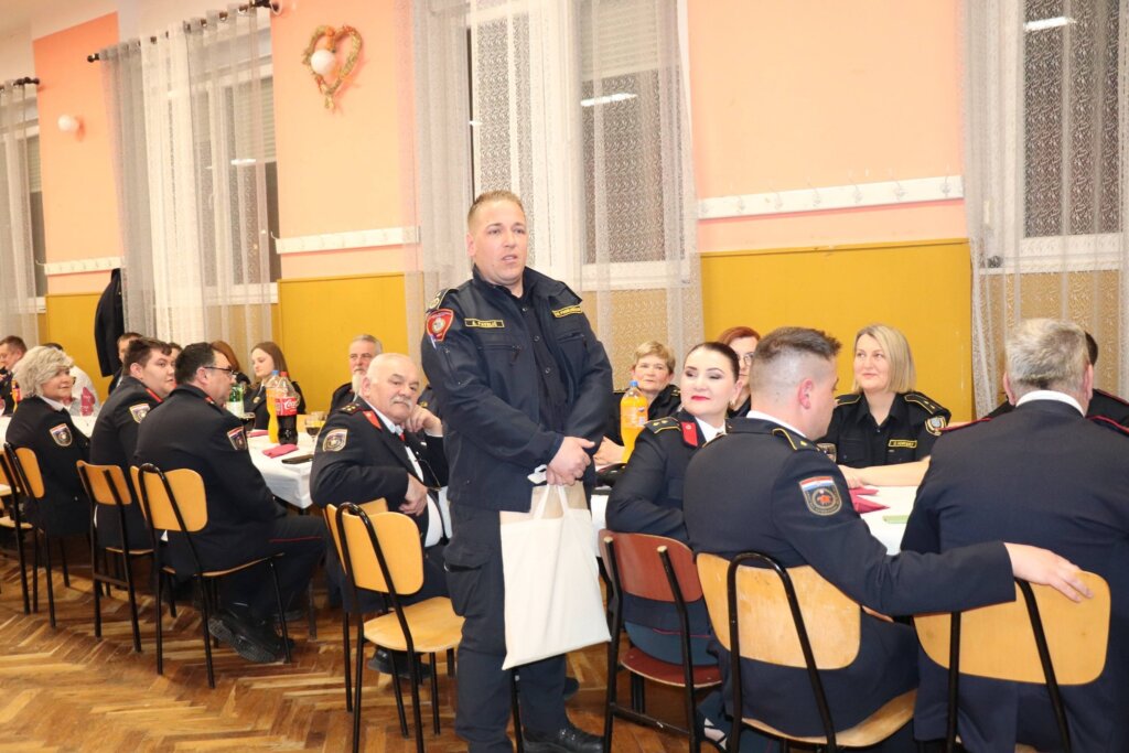 642751837 1272073021681445 9027351250404692609 N