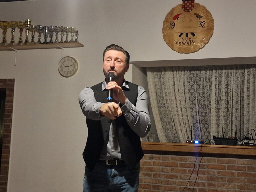 7d4ec5e7 1250 4406 B19b 370eeb469798