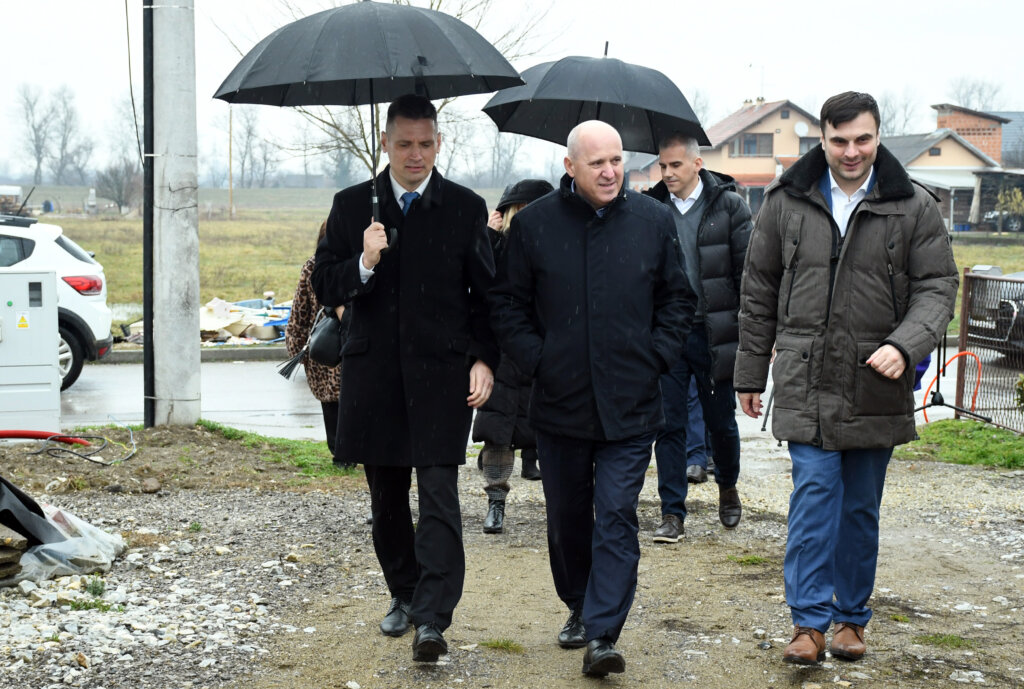 Ministar Bačić Obišao Područje Siska