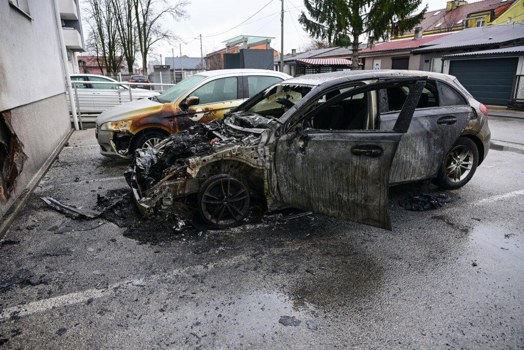 Zagreb: U Ulici Jasena Tijekom Noći Auto Je U Potpunosti Izgorio