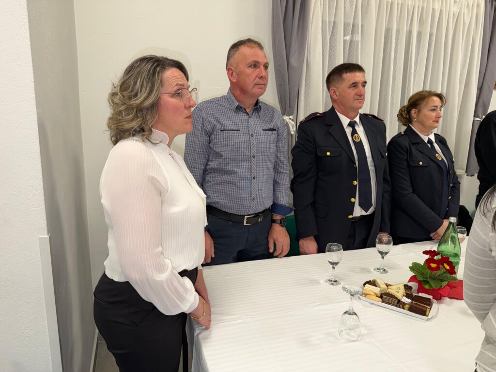 544251d0 69a4 4c43 B42a Db1d27420571