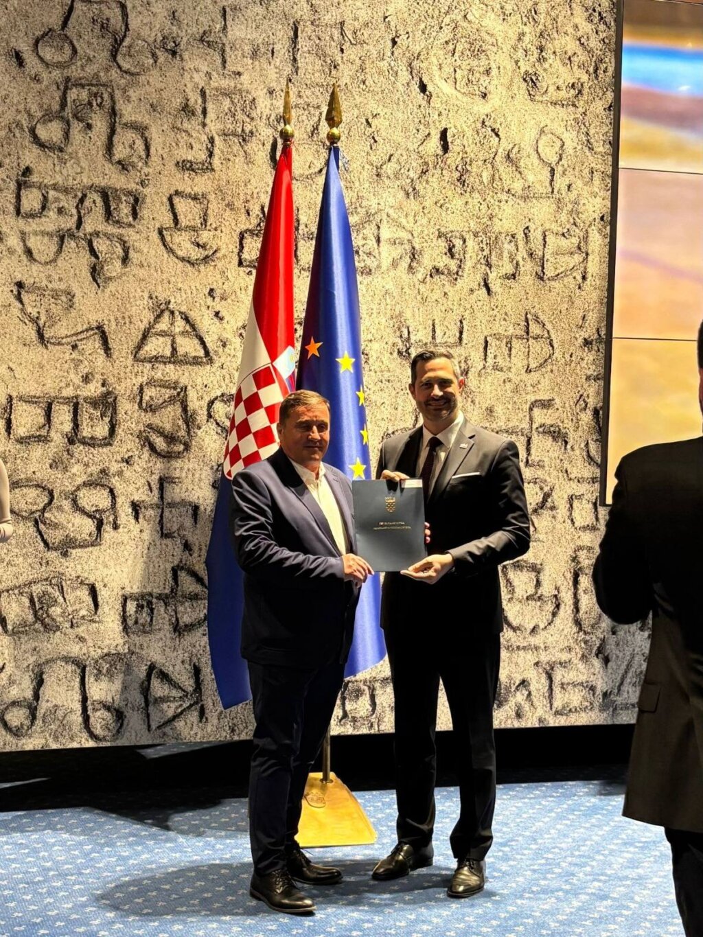 651929243 1260087269585124 1294694286436938683 N