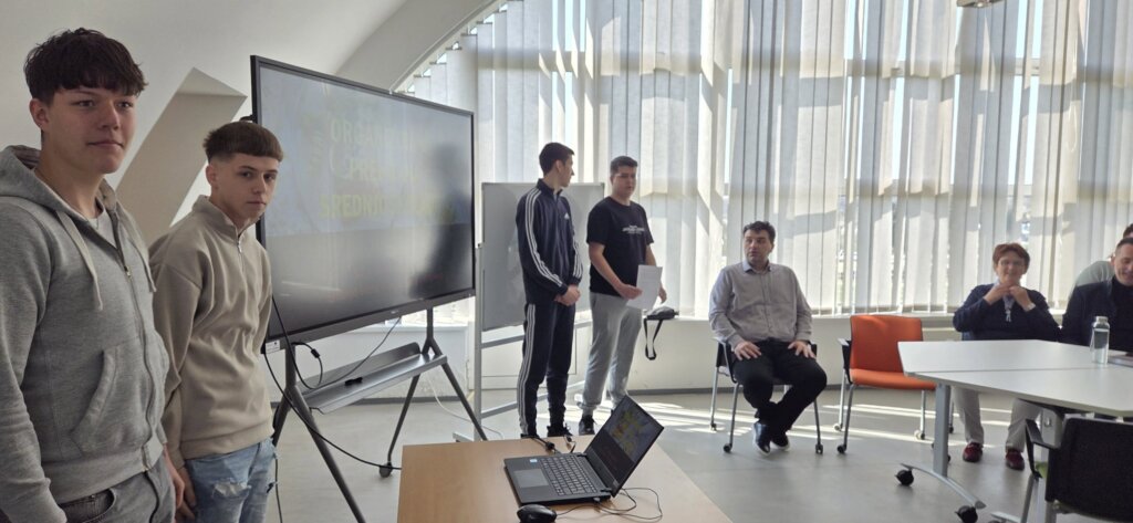 656473941 1520116006784603 1411510292753746375 N