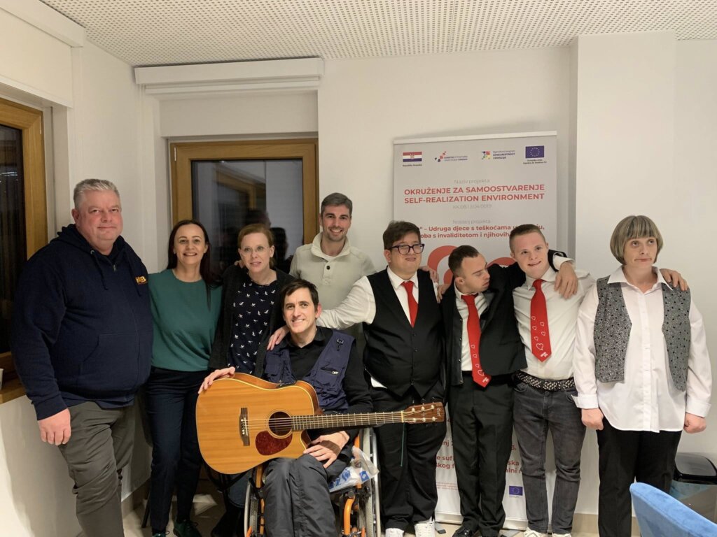 656906993 1406582501510787 65760086112747648 N