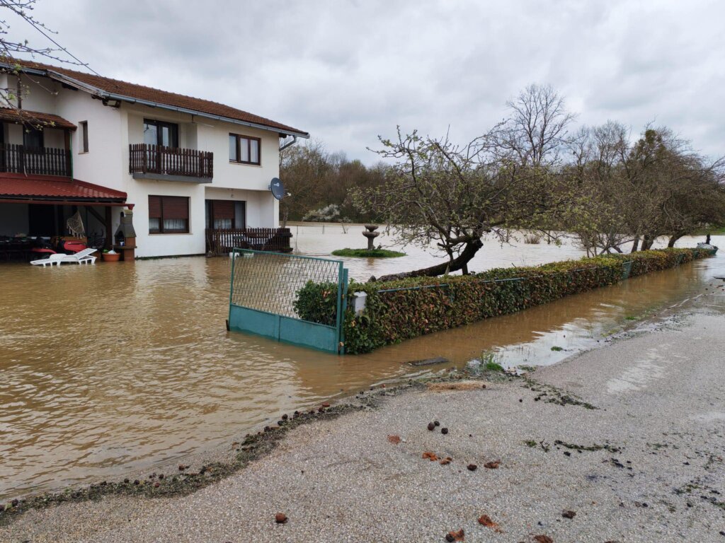 657847615 122103893792982397 2501617076832659277 N