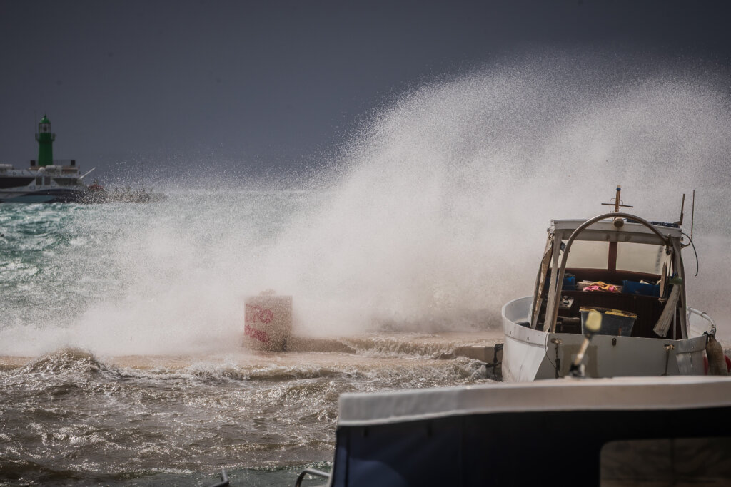 HAK: Vjetar u priobalju ograničava promet