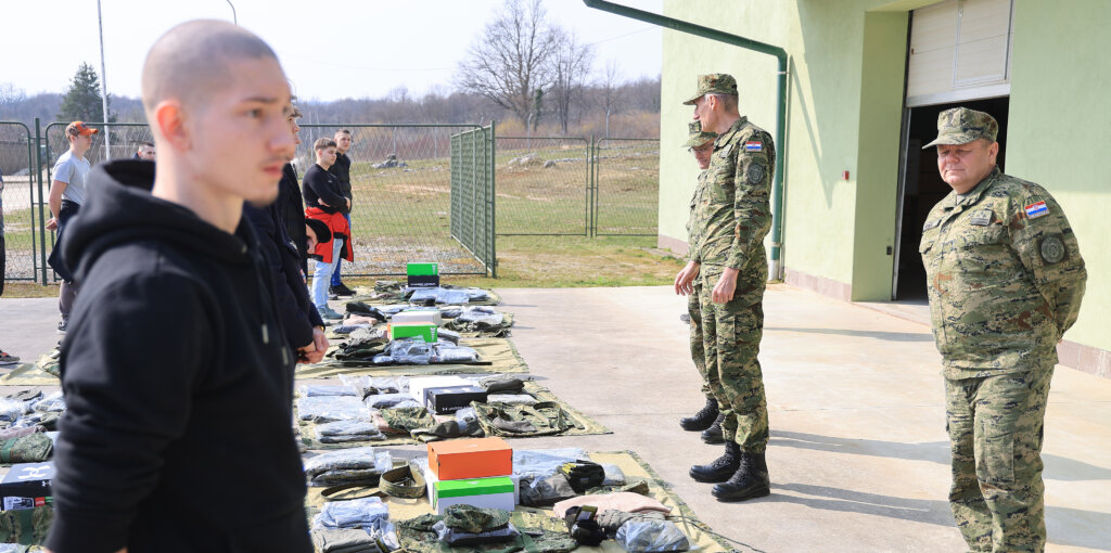 Ministar Anušić I General Kundid Na Prvom Danu Tvo A Na Slunju