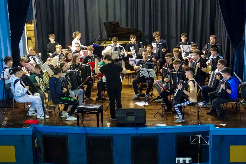 678794963 1921970678746956 4993720436193640578 N