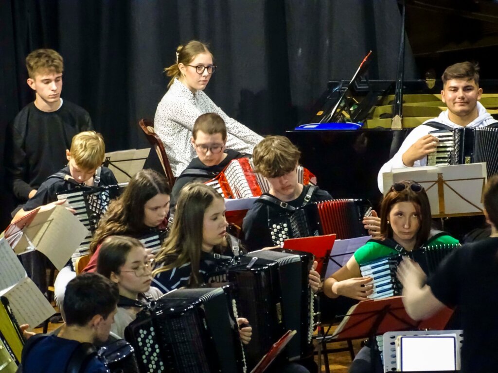 679945409 1921970762080281 994161621672900942 N