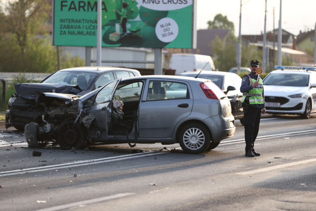 Zagreb: Dvoje Je Ozlijeđenih U Sudaru četiri Automobila