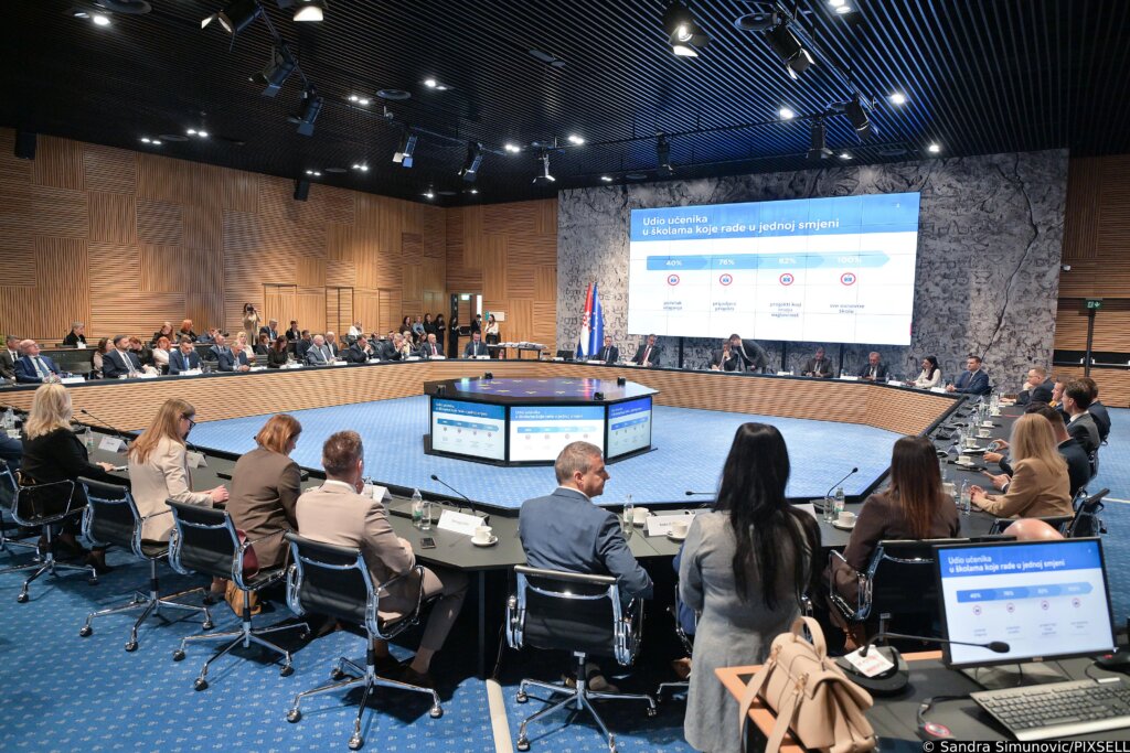 Zagreb: Premijer Plenković Na Dodjeli Ugovora Za Jednosmjensku I Cjelodnevnu školu