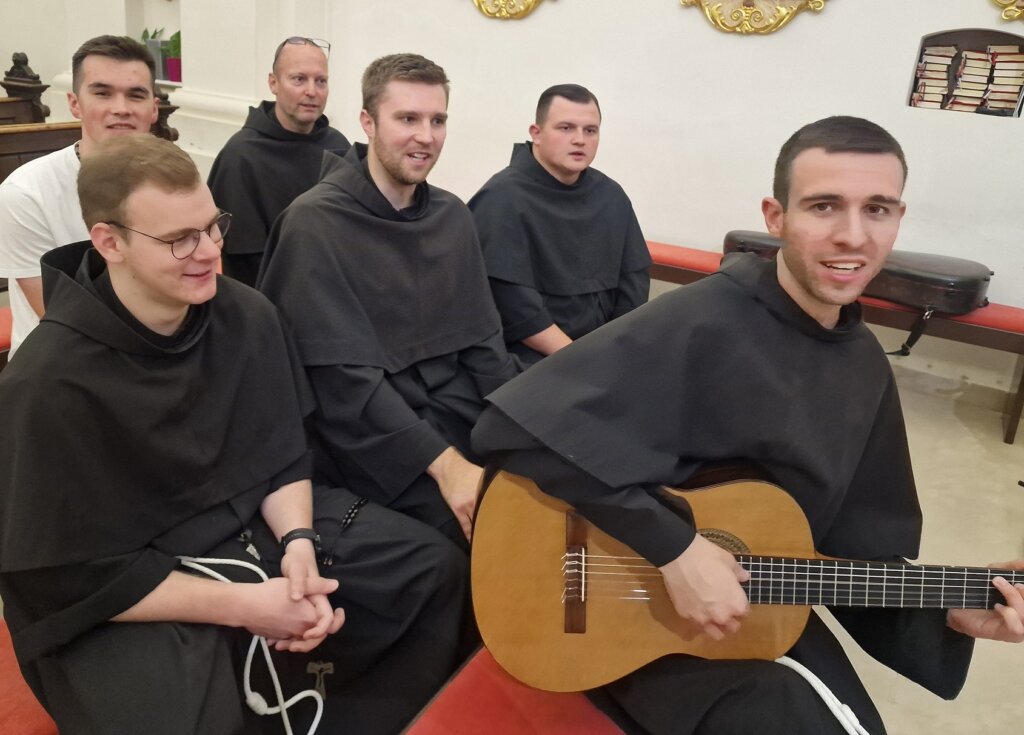 04 Bogoslovi Franjevaca Konventualaca Sviraju Misu