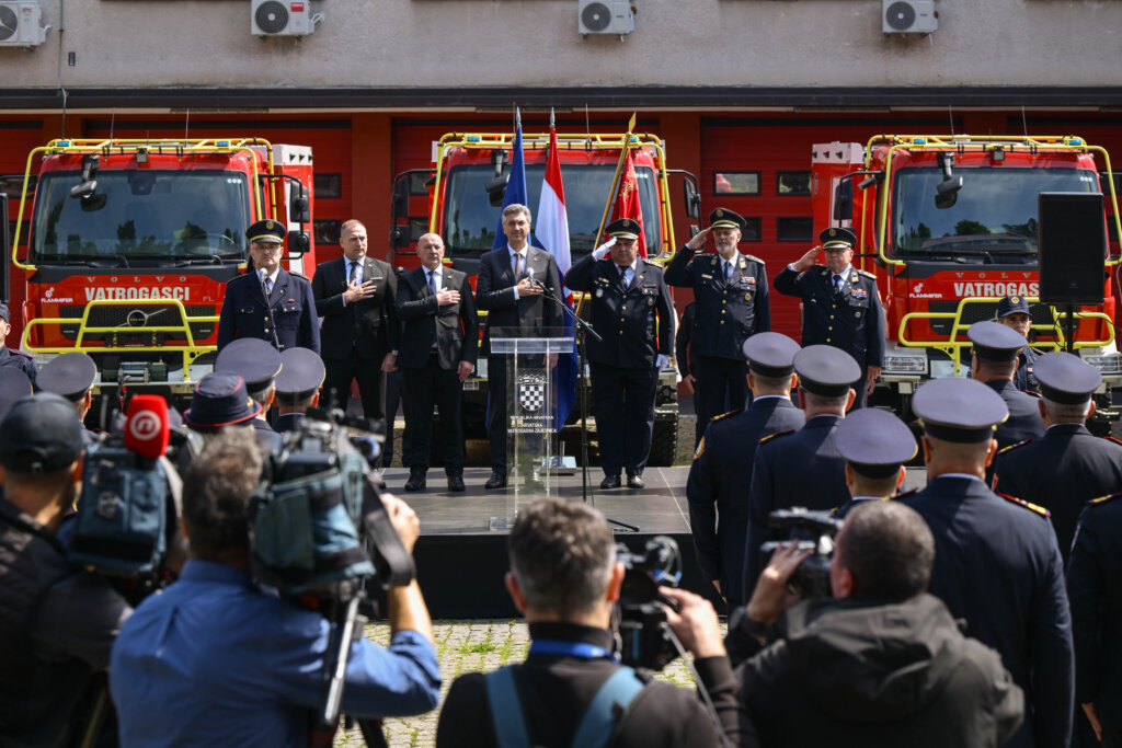 Zagreb: Svečana Primopredaja Vatrogasnih Vozila
