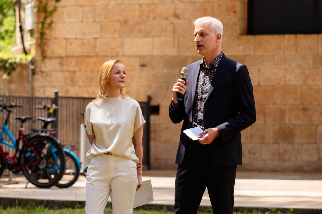 Goran Marković, Direktor Canon Croatia I Petra Prelog Iz Tvrtke Canon Adria Govore Na Otvorenju Izložbe World Unseen