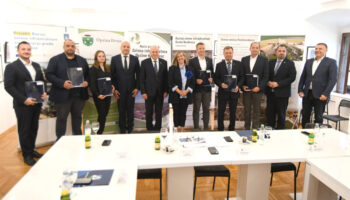 Đurđevac: Ministar Bačić Uručio Ugovore Za Zelenu Urbanu Infrastrukturu Te Razgovarao O Stambenoj Politici