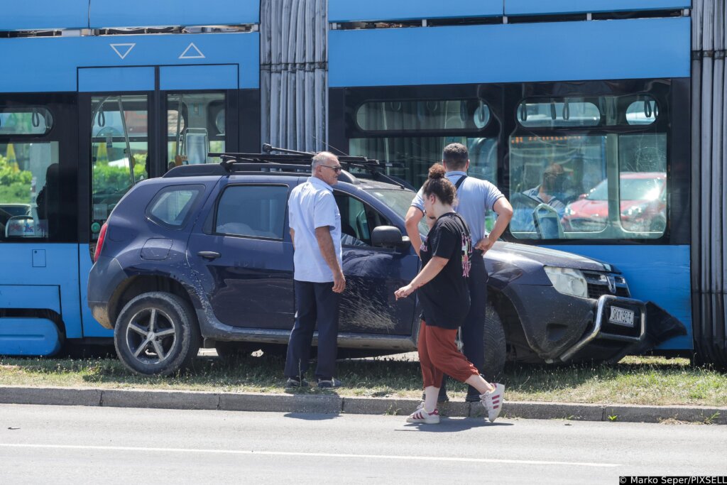 Zagreb: Prometna Nesreća Osobnog Automobila I Tramvaja Na Vukovarskoj