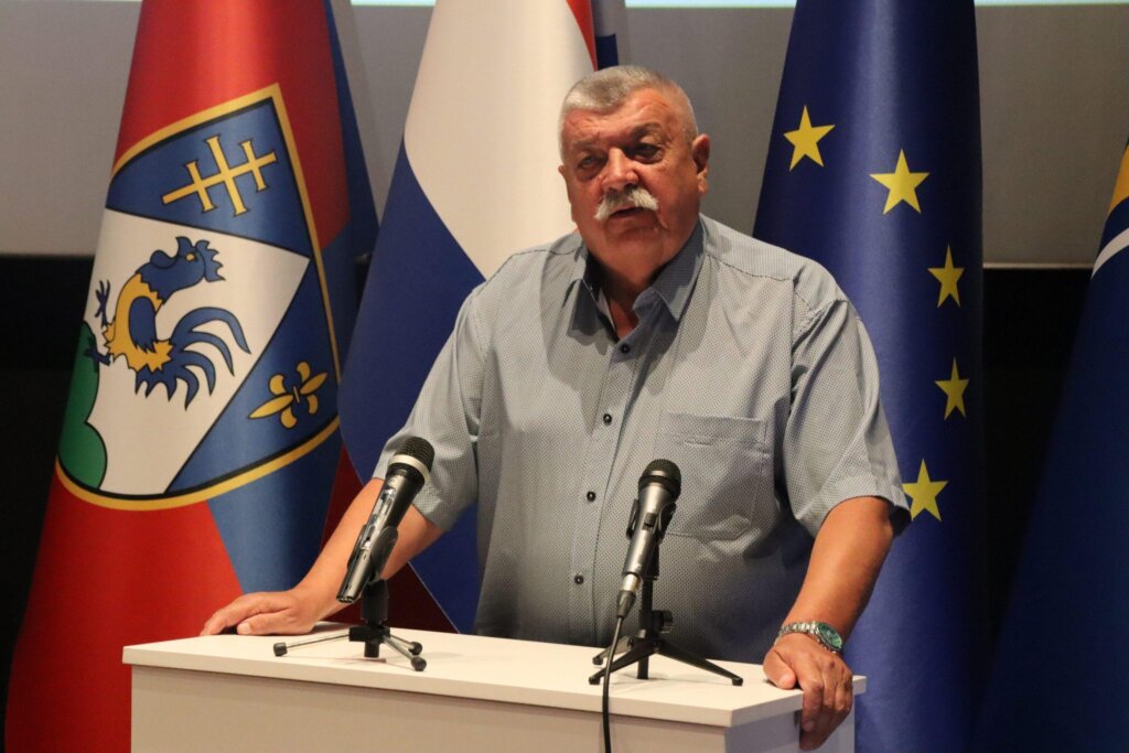 Katanovićev vijećnik Belušić o postavljanju starih tenkova i topova u centar Križevaca: Bivša vlast je trošila na bicikle i na poligon za pse, mi ćemo 60 tisuća eura na spomen park
