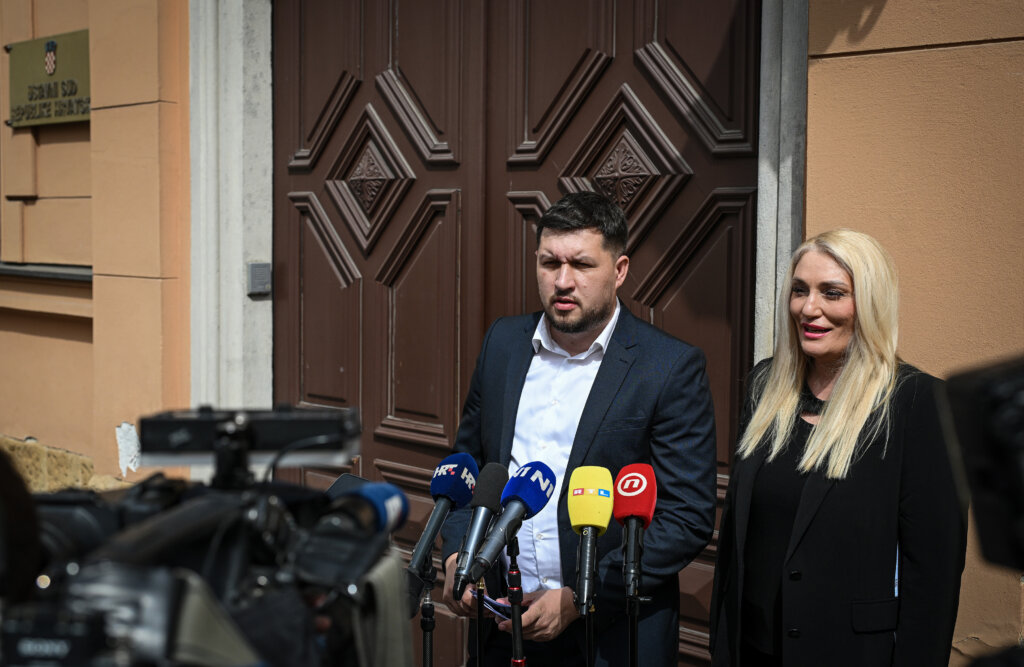 Zagreb: Udruga Spasimo Male Obiteljske Iznajmljivače (smoi) Na Konferenciji Za Medije Ispred Ustavnog Suda