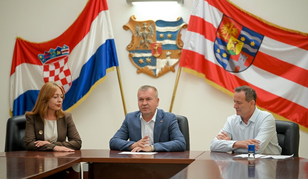 Potpisivanie ugovora Grad Zupanija (6)