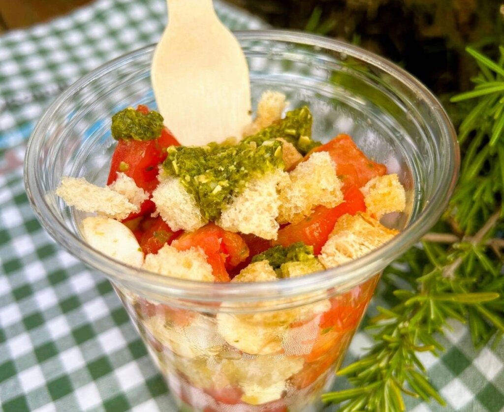 Salata od mozzarelle i rajcice s pestom