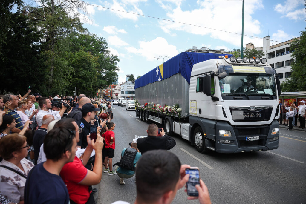 BiH: Ka Srebrenici ispraćeni ostaci deset žrtva genocida, pokop u subotu