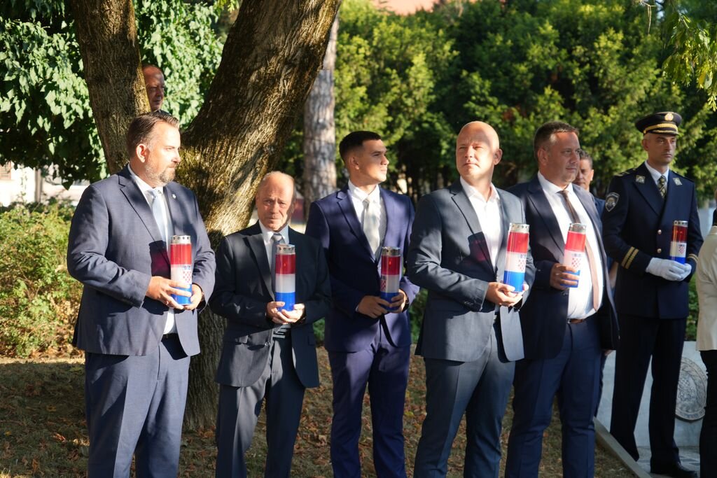 Dan pobjede polaganje vijenaca