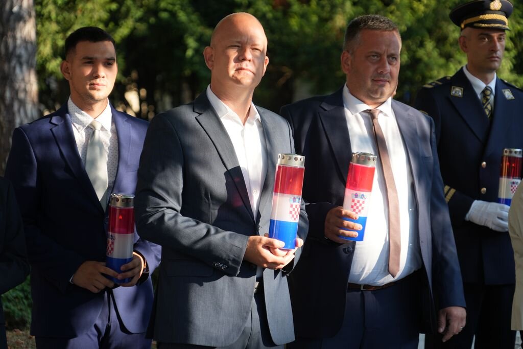 Dan pobjede polaganje vijenaca