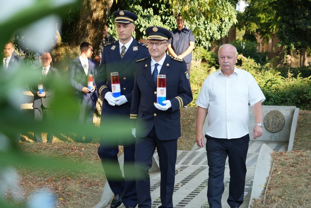 Dan pobjede polaganje vijenaca