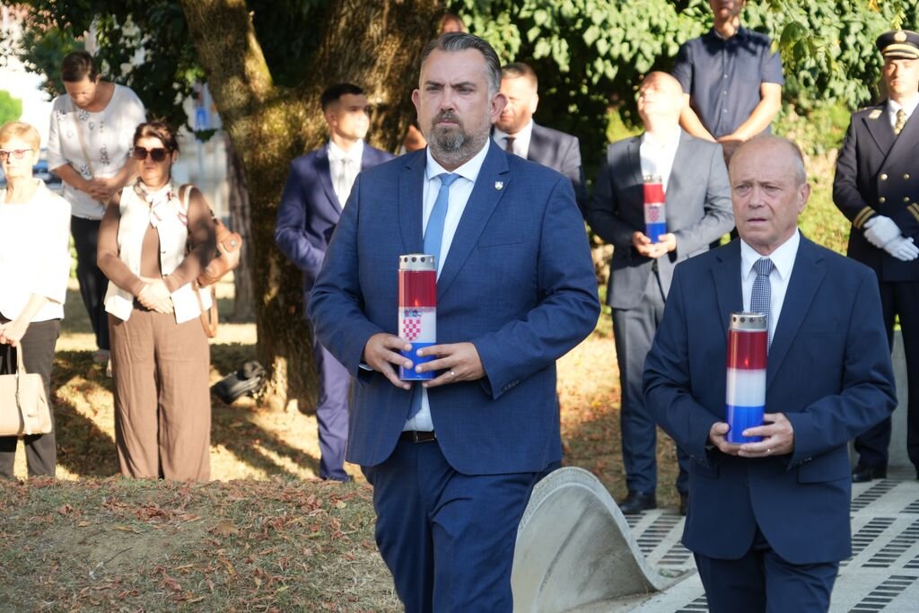 Dan pobjede polaganje vijenaca