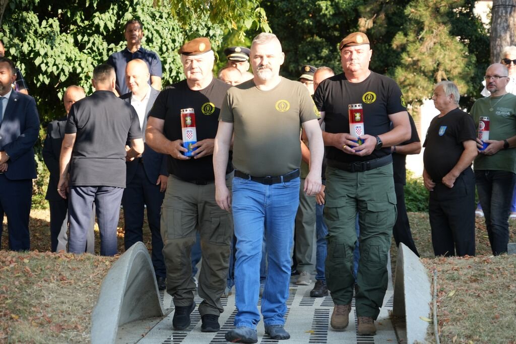 Dan pobjede polaganje vijenaca