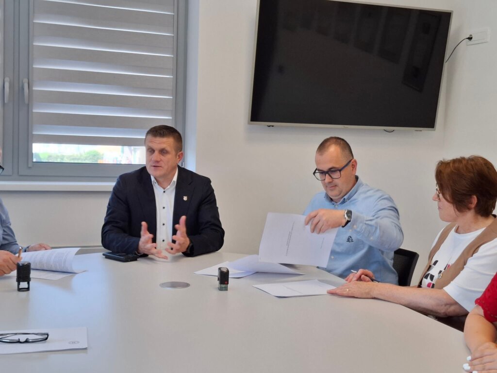 OGORČENI RADNICI KRIŽEVAČKOG KOMUNALCA: „Plaća nam je narasla za samo 10 eura! Rad po suncu i snijegu se ne cijeni“; Iz poduzeća odgovaraju: „Osigurali smo nova prava“