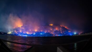 Omiš: Pogled na Omiš sa ušća Cetine.