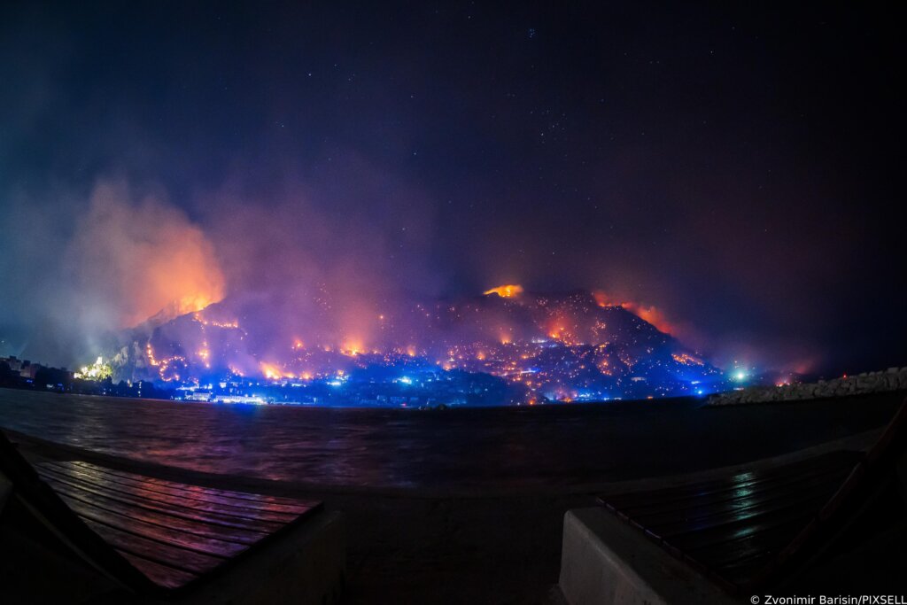 Omiš: Pogled na Omiš sa ušća Cetine.