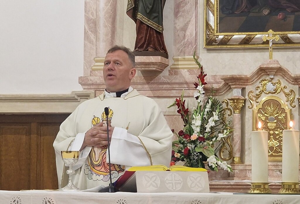 011 Preč. Stjepan Soviček služi misu