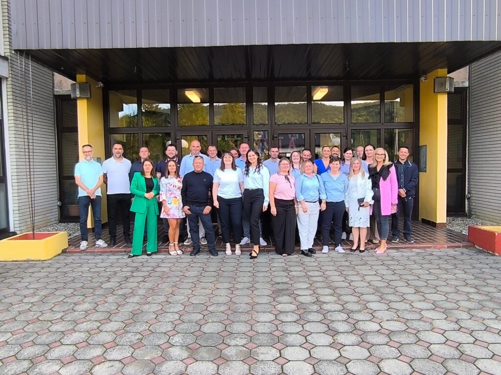 EMOTIVNI SUSRET NAKON ČETVRT STOLJEĆA Osmaši iz Gornje Rijeke proslavili 25 godina male mature