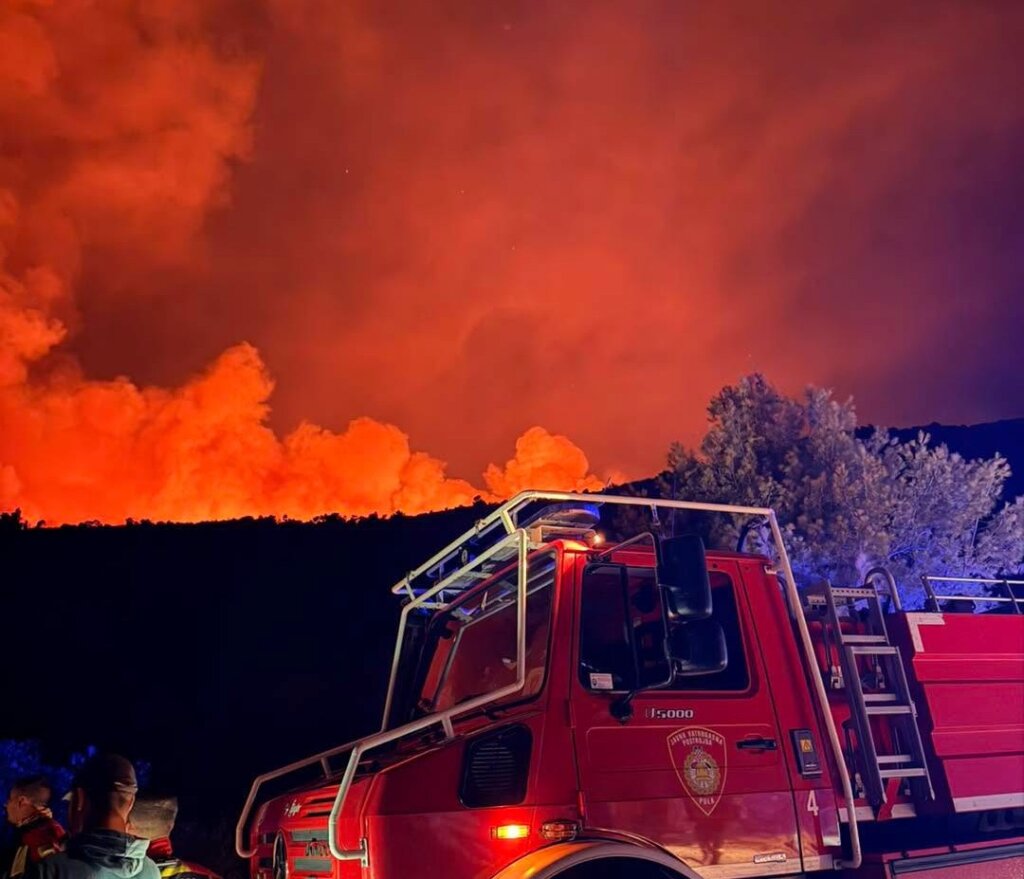 Na Braču morskim putem evakuirano 500 ljudi zbog požara