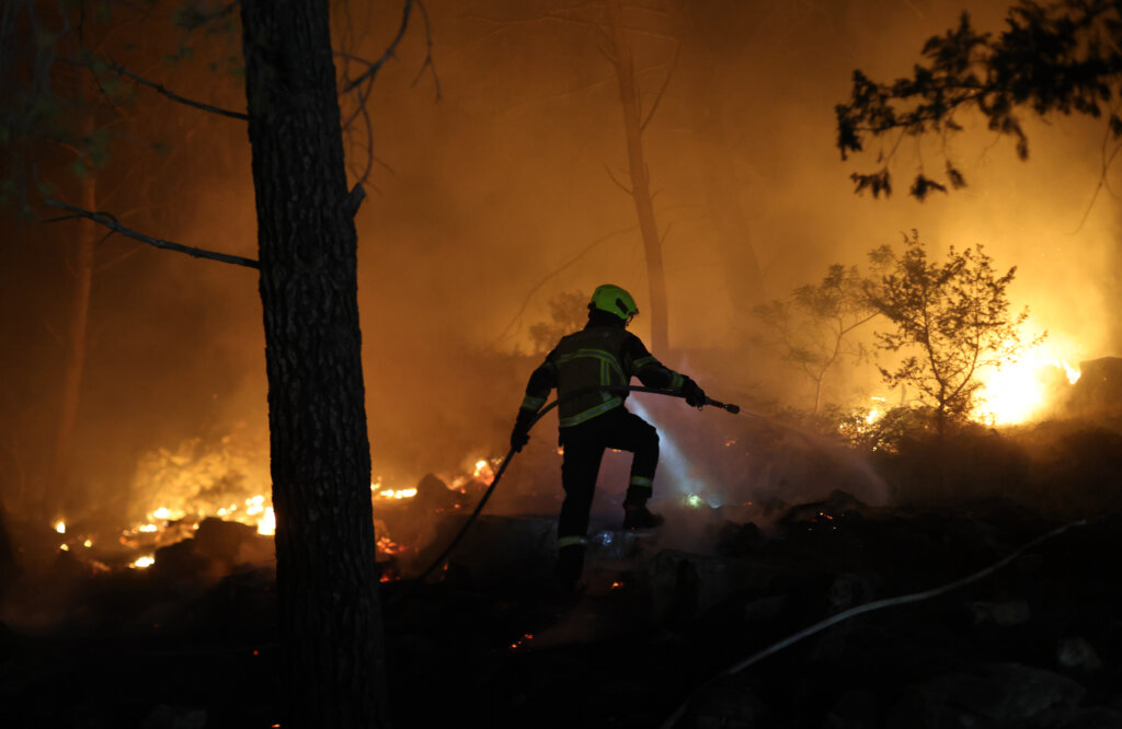 Požar na Braču i dalje aktivan, situacija je bolja