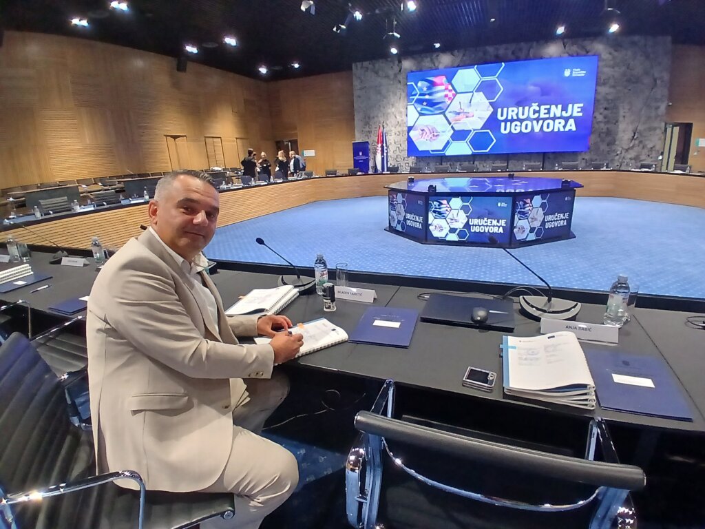 Svečano potpisivanje i uručenje ugovora,