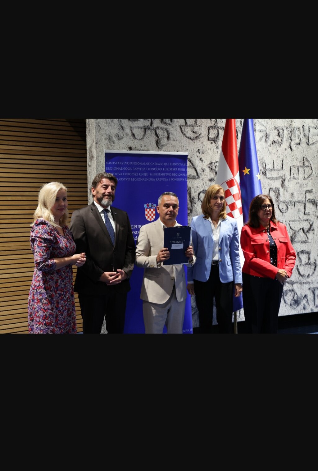 Svečano potpisivanje i uručenje ugovora,