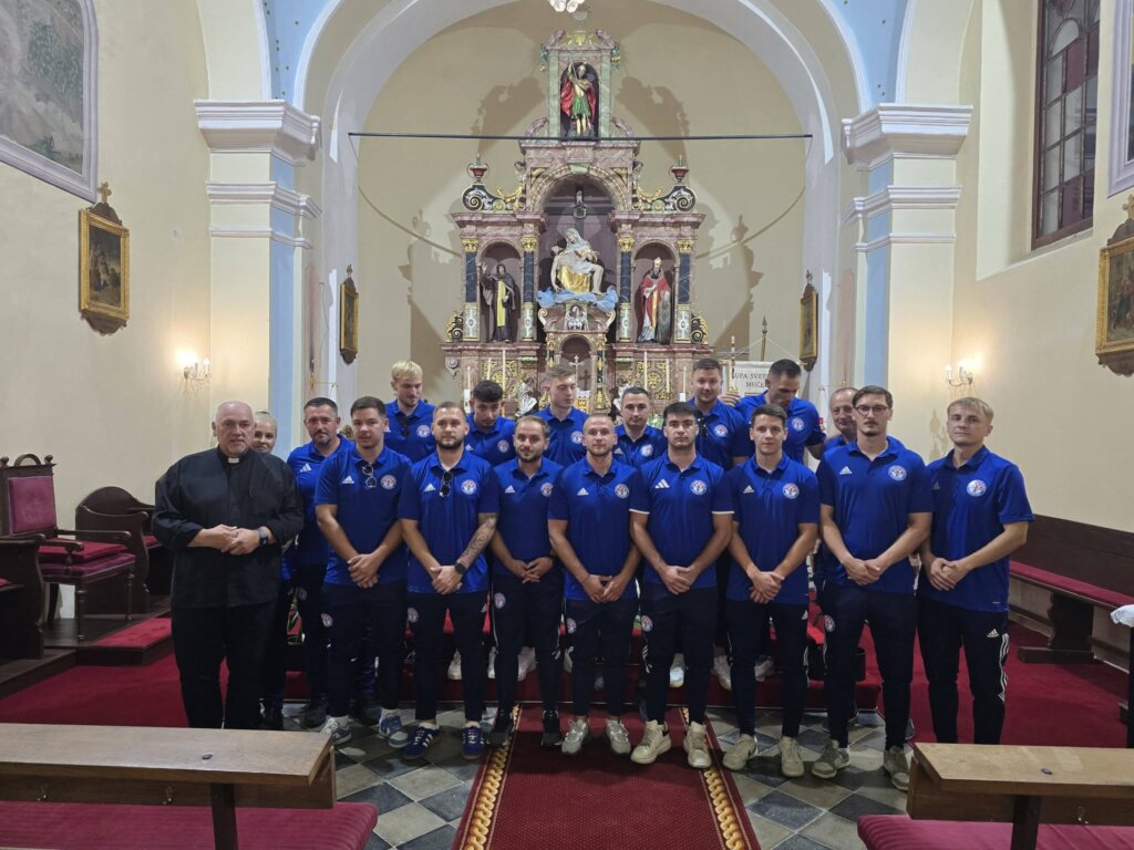 Nogometaši Rakovca primili blagoslov od novog župnika Novaka